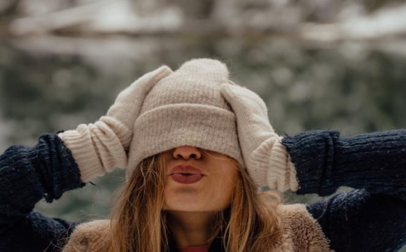 Чому взимку носити шапку важливіше: 7 причин не виходити без неї