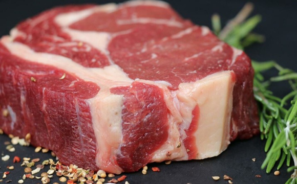 Ціни на ковбасу та яловичину в Україні знову зросли