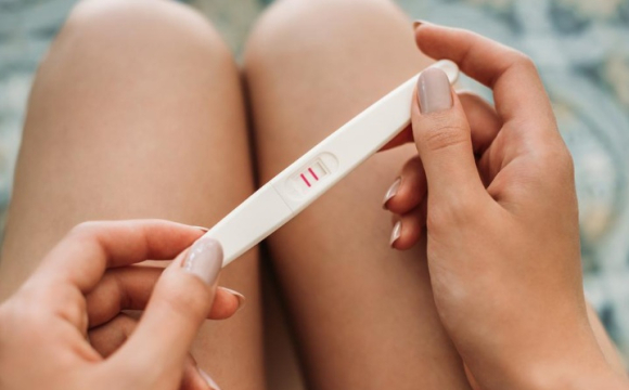 Від дорослого чоловіка народила 14-річна українка