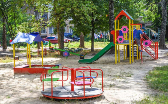 У Луцьку батьків закликають бути уважними на дитячих майданчиках: що сталося