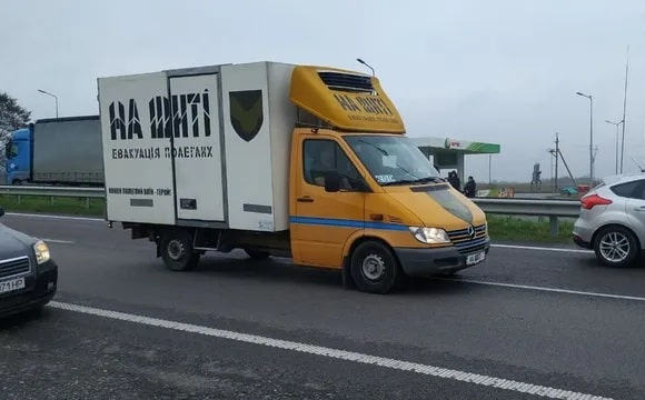 Посадовець в Україні наживався на перевезенні тіл загиблих військових