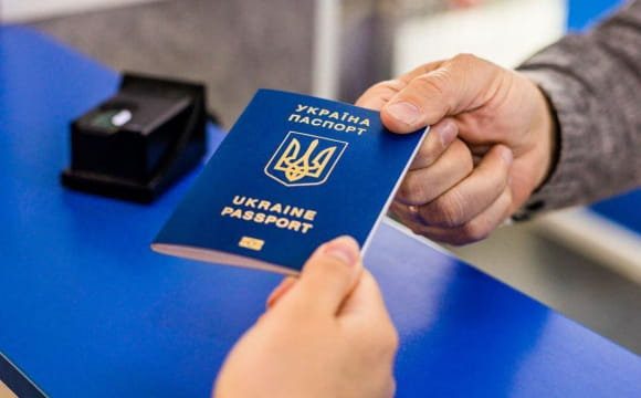 Деяким українцям більше не потрібно міняти паспорт