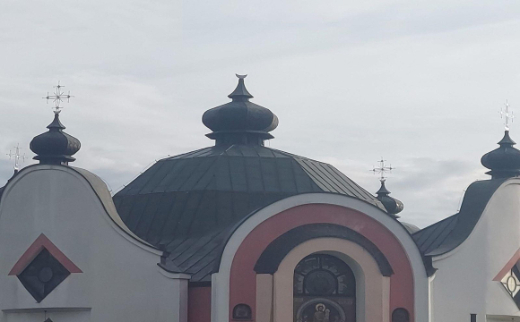 У Польщі осквернили українську церкву, зрізали хрест