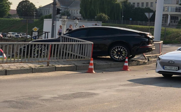У Луцьку «Порш» вилетів з дороги та протаранив паркан