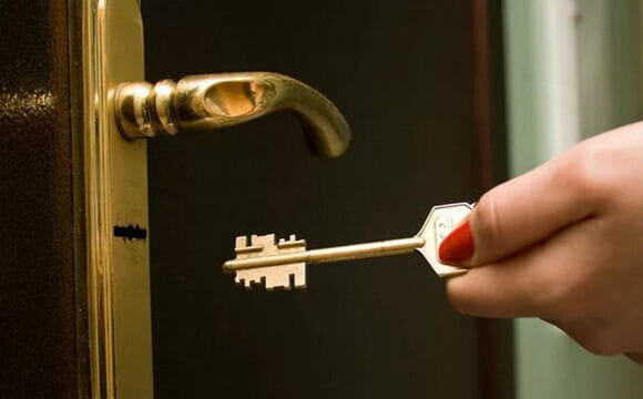 Залишати ключ у замку на ніч небезпечно: у чому причина