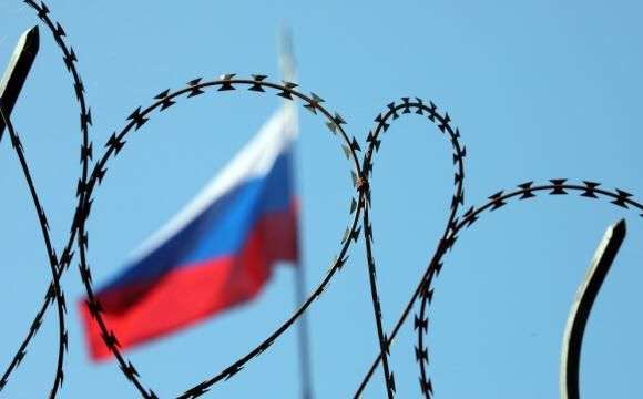 Удари по НПЗ і паливна криза: скільки ще зможе воювати Росія