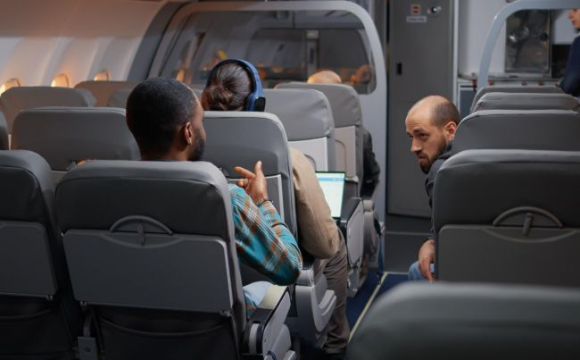 На борту літака померла жінка: пасажири почали скаржитися на запах