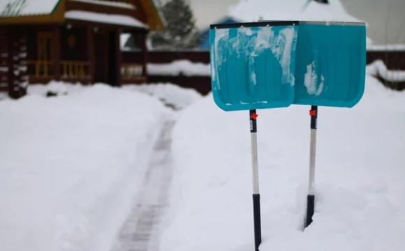 На заході України намело півметрові кучугури снігу