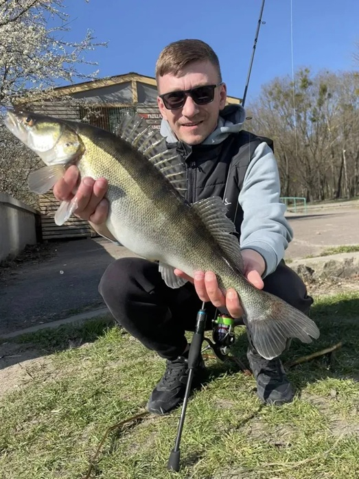 На заході України чоловік зловив дві величезні рибини