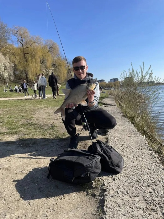 На заході України чоловік зловив дві величезні рибини