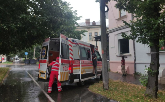 На заході України з вікна третього поверху випала 4-річна дитина