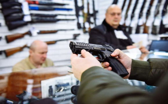 Понад пів мільйона українців отримали дозволи на зброю в Дії