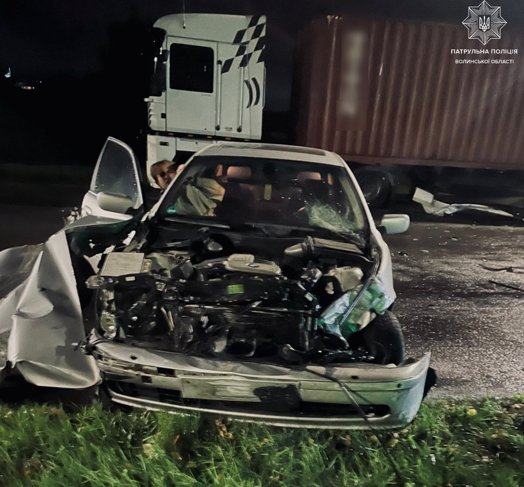 На Волині водії не впоралися з керуванням та влетіли в припарковані авто На Волині водії не впоралися з керуванням та влетіли в припарковані авто