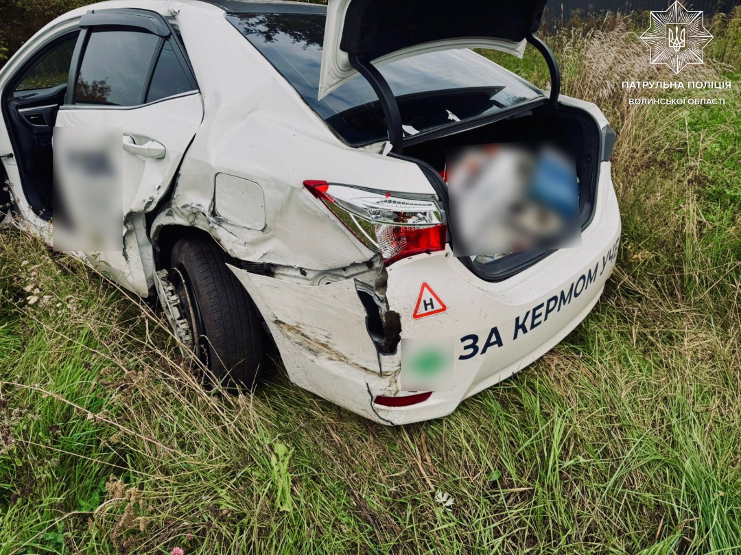 На Волині водії не впоралися з керуванням та влетіли в припарковані авто На Волині водії не впоралися з керуванням та влетіли в припарковані авто