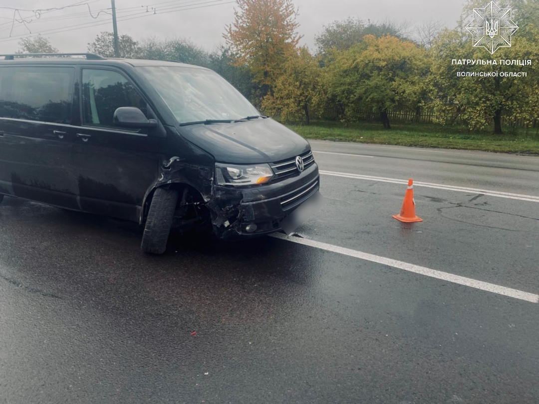 На Волині водії не впоралися з керуванням та влетіли в припарковані авто На Волині водії не впоралися з керуванням та влетіли в припарковані авто