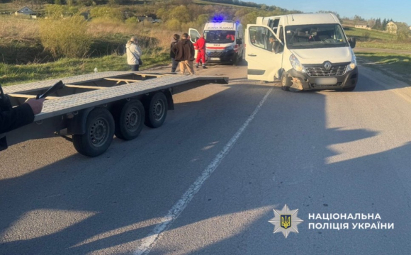 П’ятеро жінок і дитина постраждали у ДТП через зіткнення мікроавтобуса і вантажівки