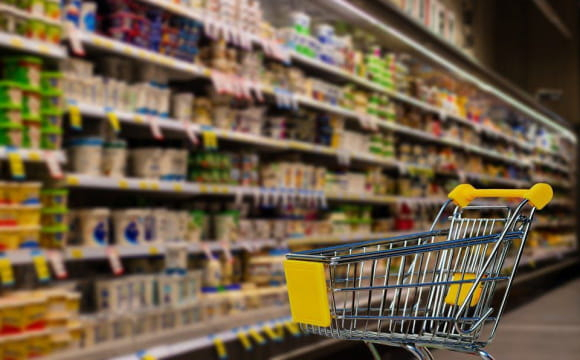 У супермаркетах різко впали ціни на популярні продукти