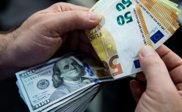 Українці масово скуповують долари та євро: що відбувається