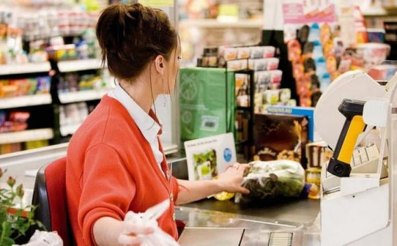 В українських супермаркетах масово відмовляються приймати деякі гривні