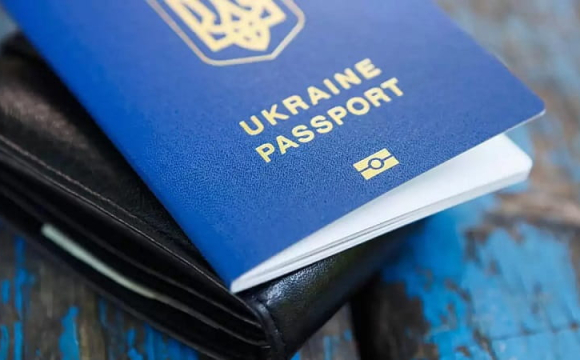 Українців із цими паспортами не випустять за кордон: їх потрібно терміново замінити