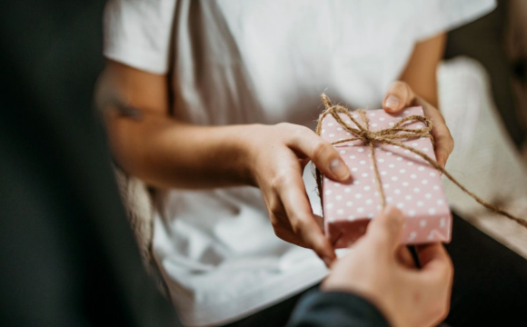 Чому не можна дарувати гроші на день народження