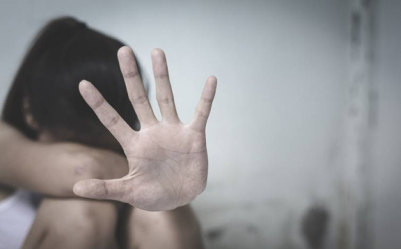 В Україні чоловік жорстоко катував і гвалтував співмешканку