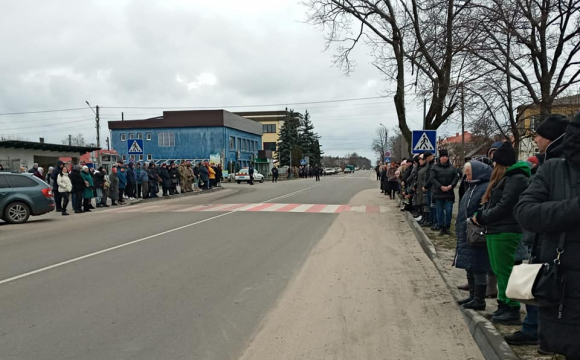 Волиняни на колінах зустріли загиблого військового. ФОТО