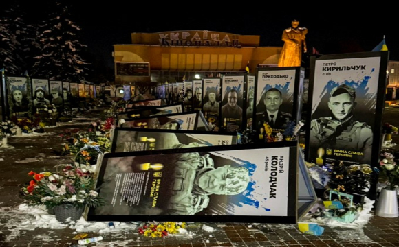 У центрі Рівного нетвереза жінка пошкодила портрети полеглих воїнів