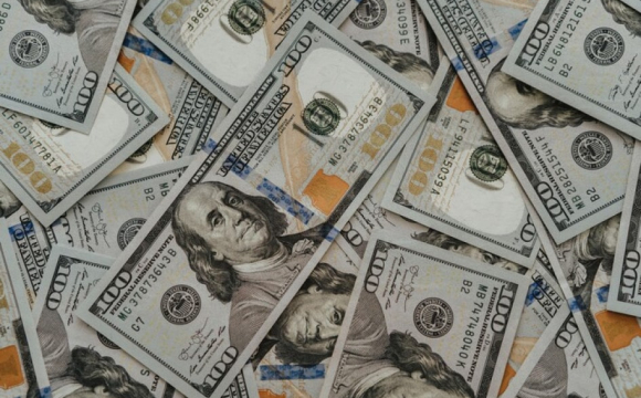 Чи варто українцям купувати долари зараз