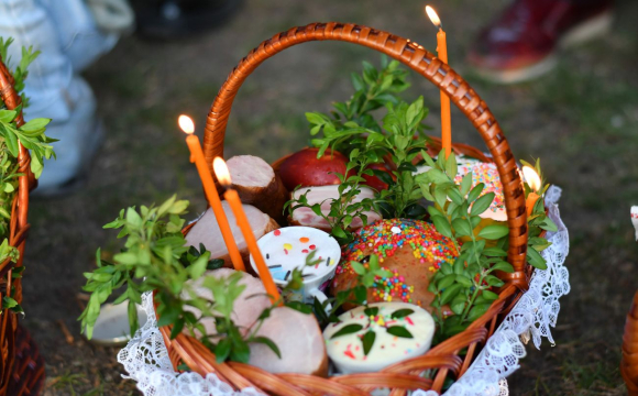 Священник назвав продукти, які заборонено класти у великодній кошик