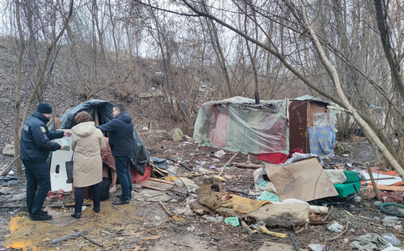 На заході України сім'я з п'ятьма дітьми жила у халабуді