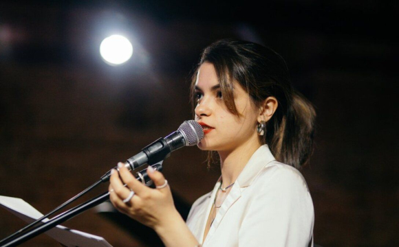 Відома українська поетеса назвала військову «куркою»