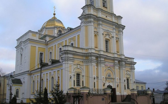 У Луцьку на Вербну неділю утворилися великі черги біля собору