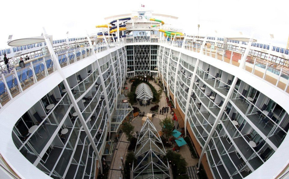 Турист зістрибнув із круїзного лайнера: що сталося