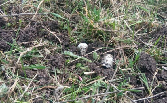 Фатальна знахідка: чоловік на заході України отримав важку травму після того, як підняв підозрілий предмет