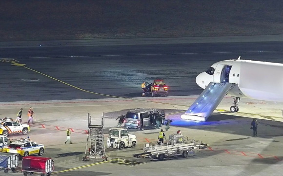 Під час руху 27-річний чоловік відкрив двері літака і вистрибнув