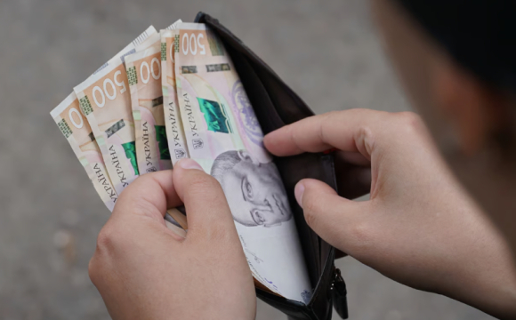 У жовтні зміниться мінімальна зарплата: скільки грошей отримають українці «на руки»