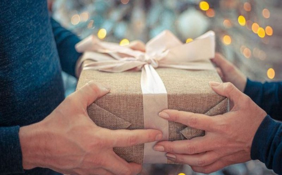 Податок на подарунки у 2026: за що доведеться платити українцям