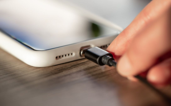 Чому не можна заряджати батарею телефона до 100%