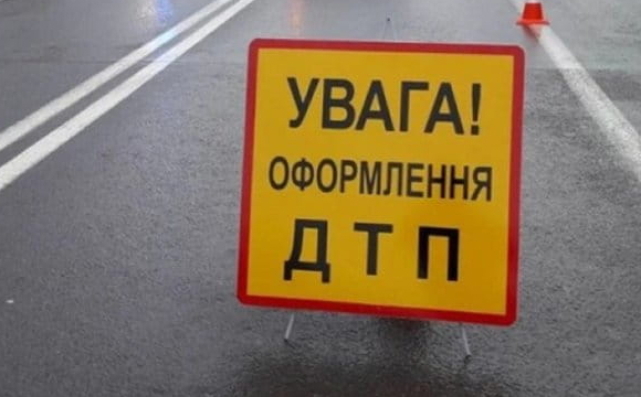 На Волині авто влетіло в дерево: постраждала 73-річна жінка