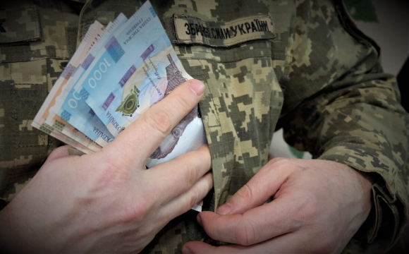 Доплати для військових у березні: хто отримає 30, 50 та 100 тисяч гривень