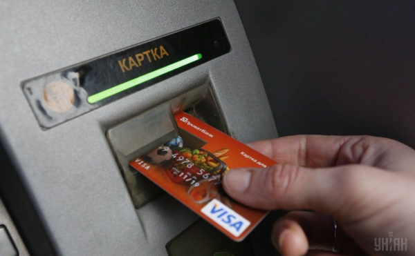 В українців забирають картки ПриватБанку, які вони забули в банкоматі: що робити