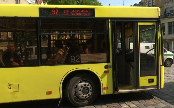 З автобуса через тисяняву випав чоловік: він у важкому стані