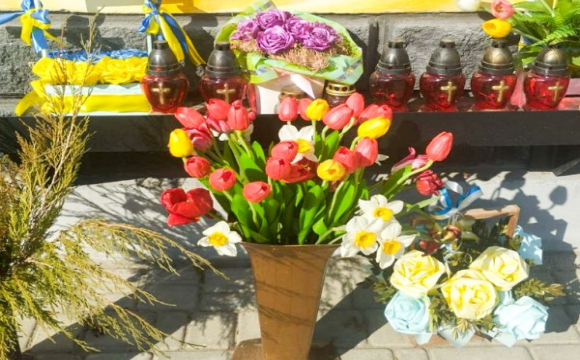 Молодий хлопець вкрав квіти зі стели загиблих захисників, щоб подарувати дівчині