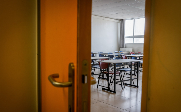 Вчителька зайнялася сексом з 11-класниками, поки її чоловік був в армії