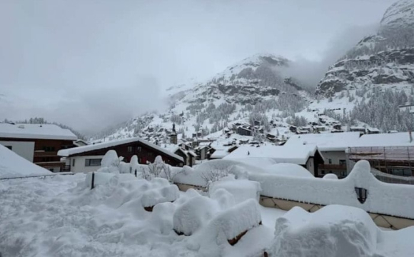 Відомий курторт напередодні Великодня відрізало від світу через снігопад