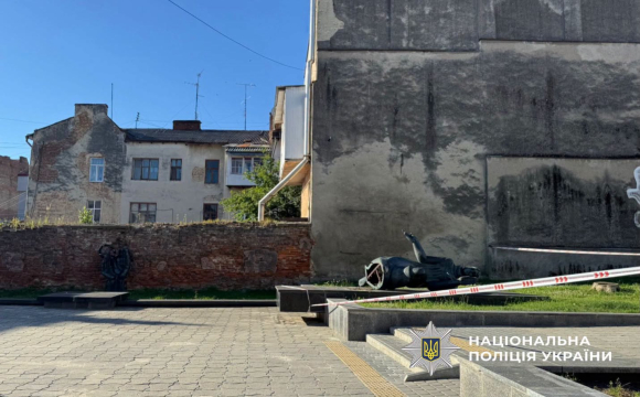 На Заході України чоловік пошкодив меморіал жертвам нацистської окупації