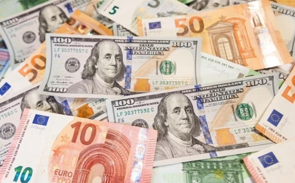 Українців закликали не купувати долари та євро перед Новим роком