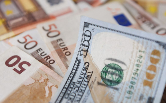 Українці масово переходять з долара на євро