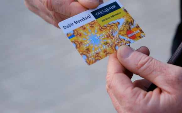 Українцям дали два місяці, щоб замінити картки Ощадбанку